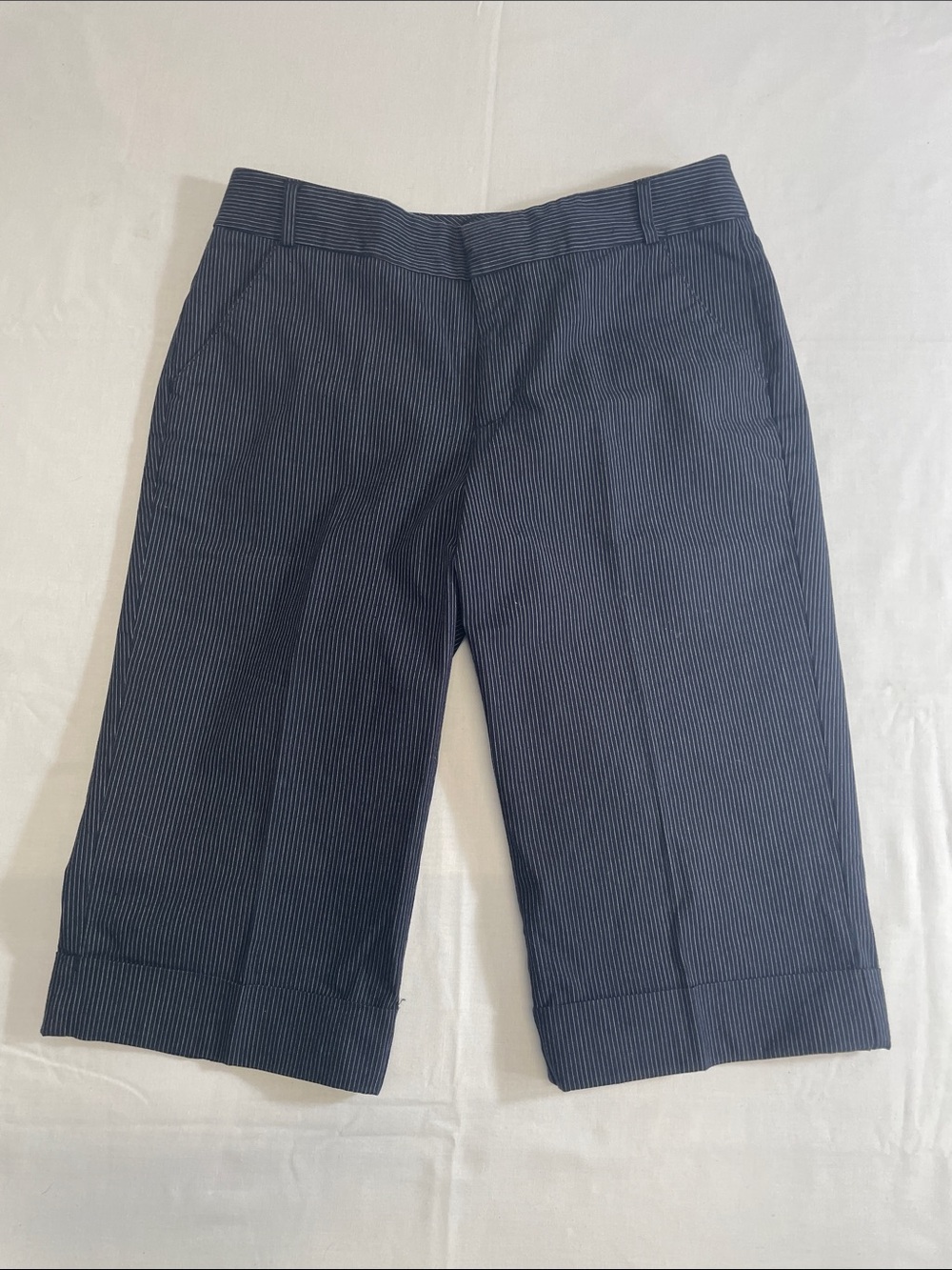 Dockers Navy with White Pinstripe Cuffed Capris /Bermuda Classic 90s style W6